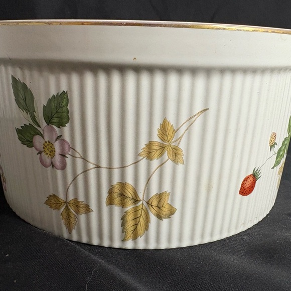 Wedgewood Wild Strawberry soufflé dish - Picture 2 of 4